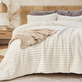 Sasttie Queen Comforter Set shows plush fleece outer layer for cozy nights