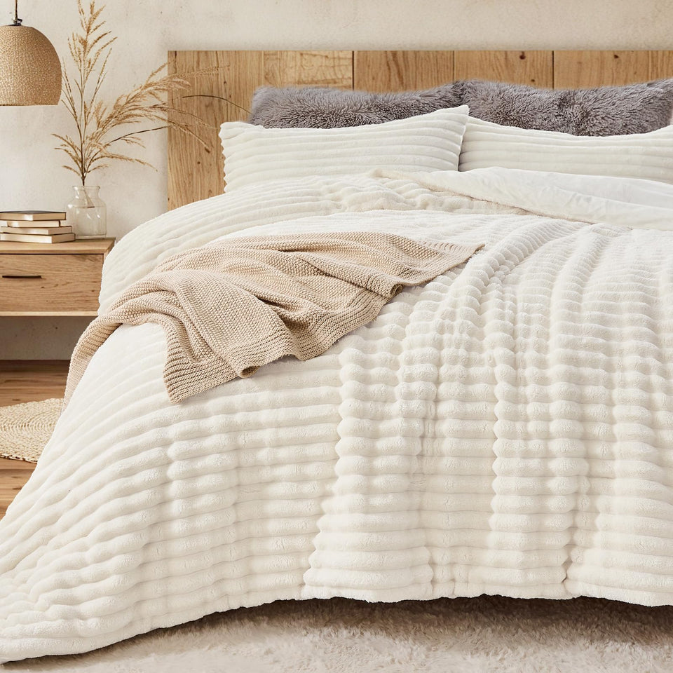 Sasttie Queen Comforter Set shows plush fleece outer layer for cozy nights