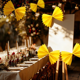 SATINIOR ceiling and window decorations unite the party with cohesive pasta charm.