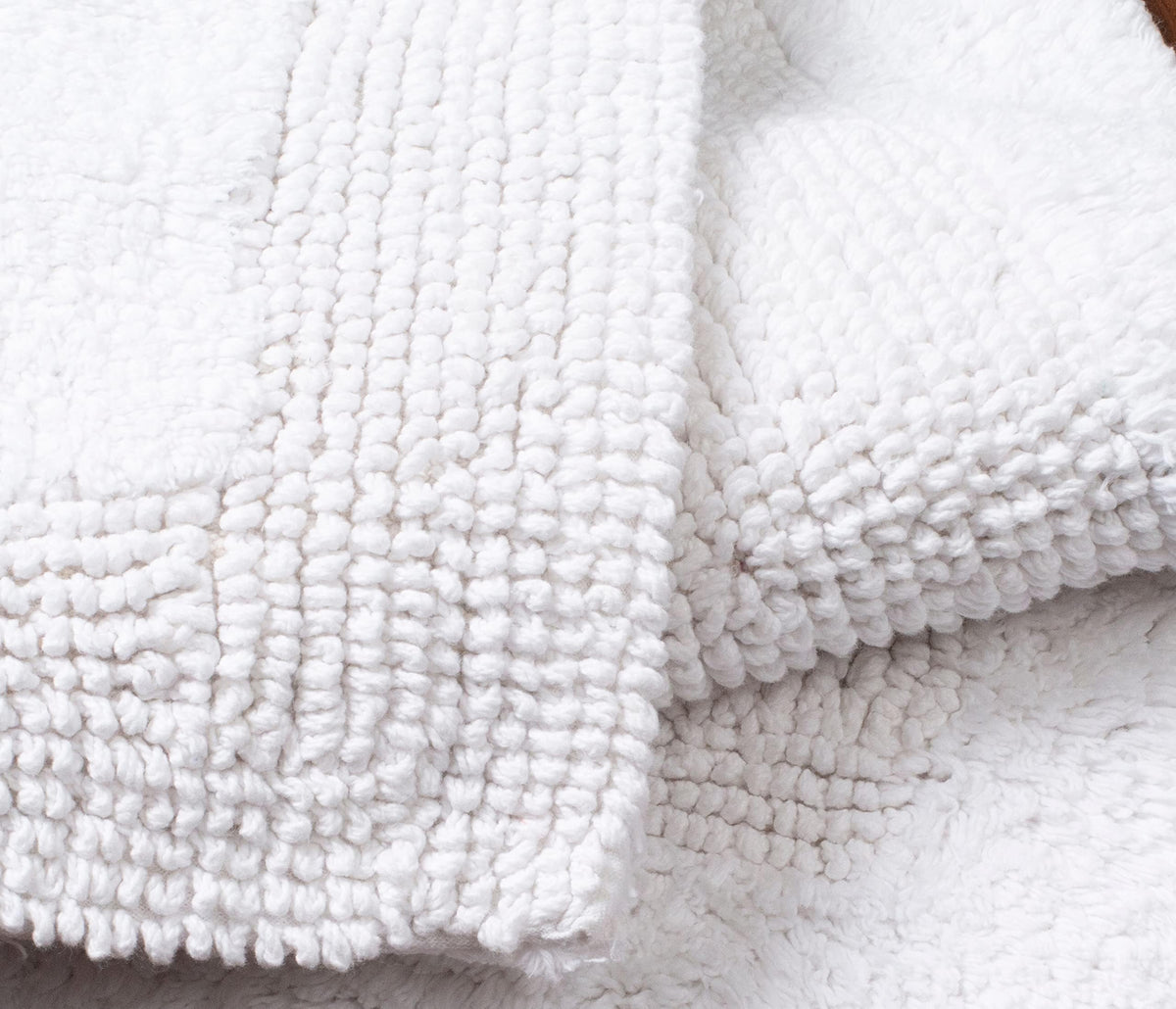 Savi Home machine-washable bath mat for easy cleaning.