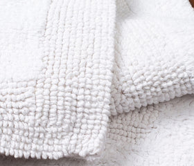Savi Home machine-washable bath mat for easy cleaning.