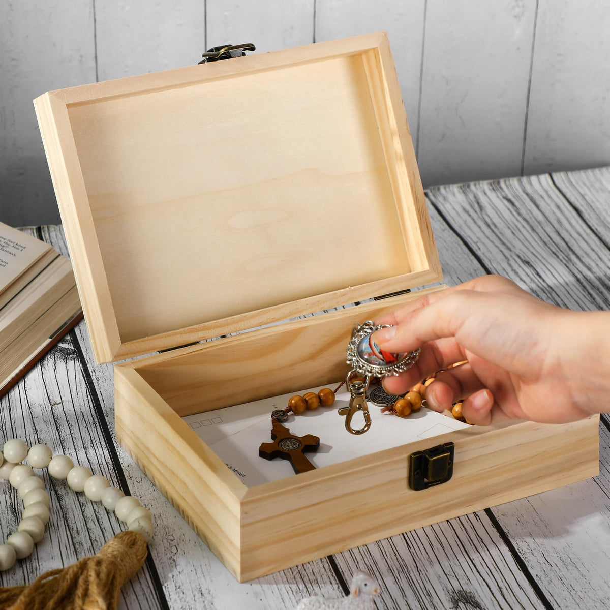 Spacious interior of the Seeloowy box fits cards, photos, and memory jewelry.