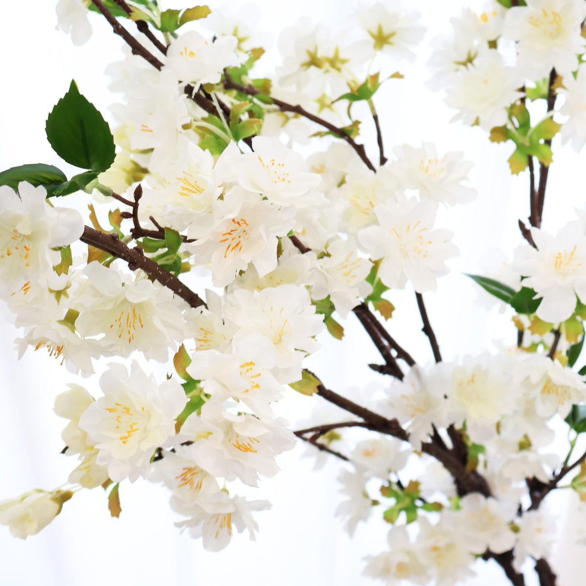 Senjie wedding centerpiece idea with vibrant cherry blossoms and graceful lines