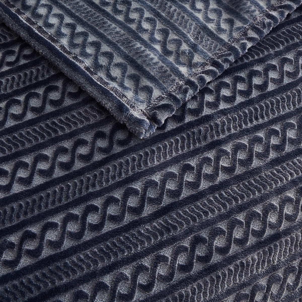 Serenhom all-season blanket in action for picnics or movie nights.