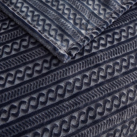 Serenhom all-season blanket in action for picnics or movie nights.