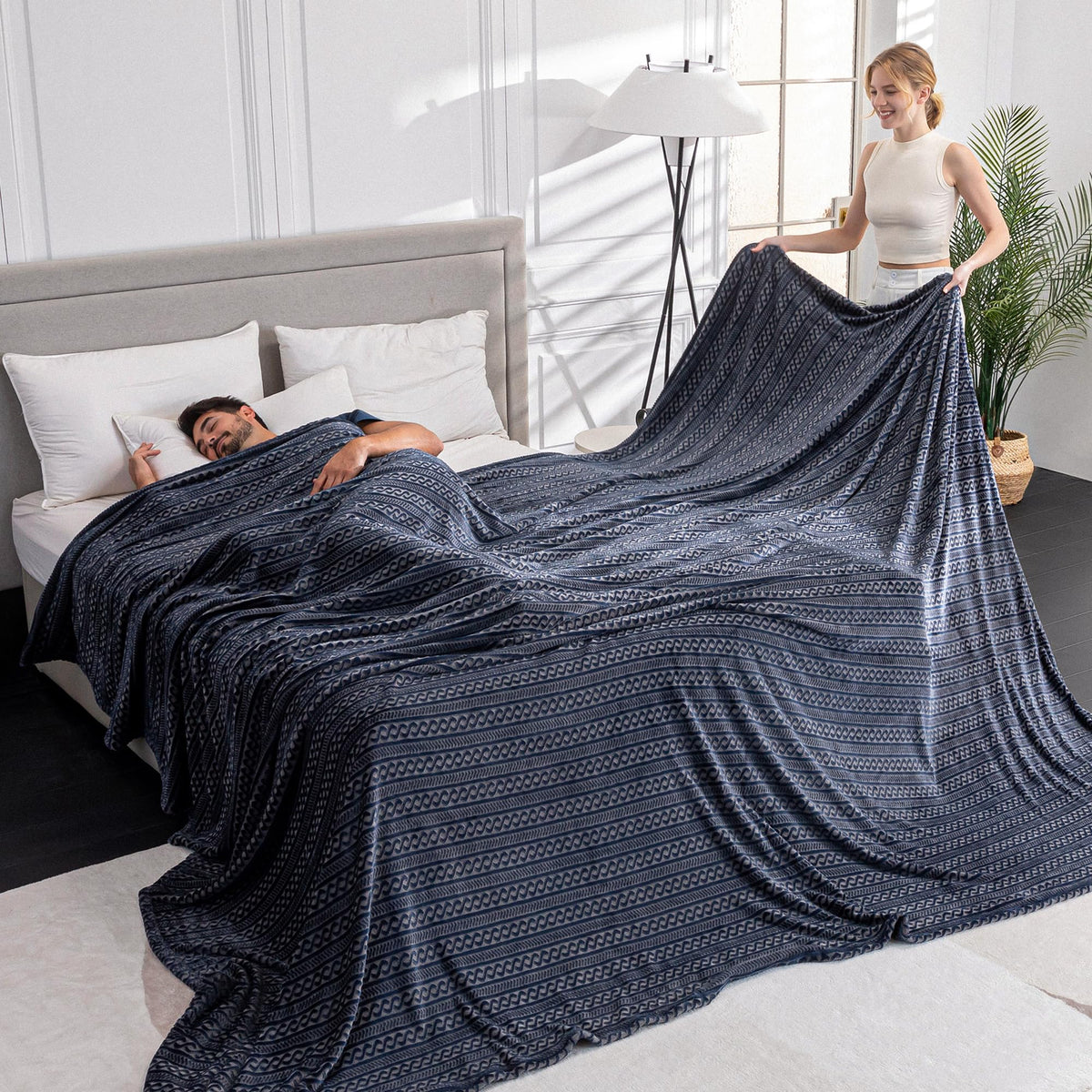 Serenhom oversized king blanket texture close-up highlights dense weave and coverage.
