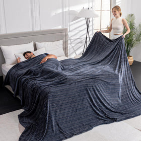 Serenhom oversized king blanket texture close-up highlights dense weave and coverage.