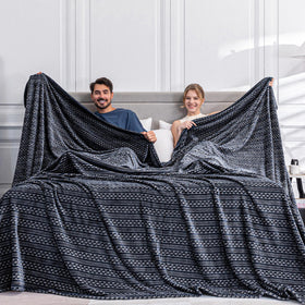 Serenhom Soft Cozy 3D jacquard blanket close-up shows plush texture for warm evenings.
