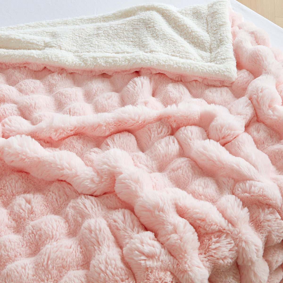 Serenhom vacuum-sealed packaging highlights convenient fluff-up after washing.