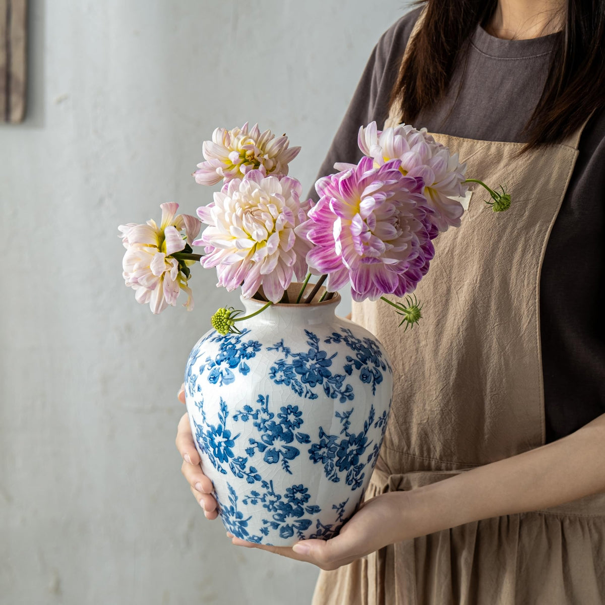 SEUYUCL porcelain vase suitable as a standalone art piece.