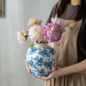 SEUYUCL porcelain vase suitable as a standalone art piece.