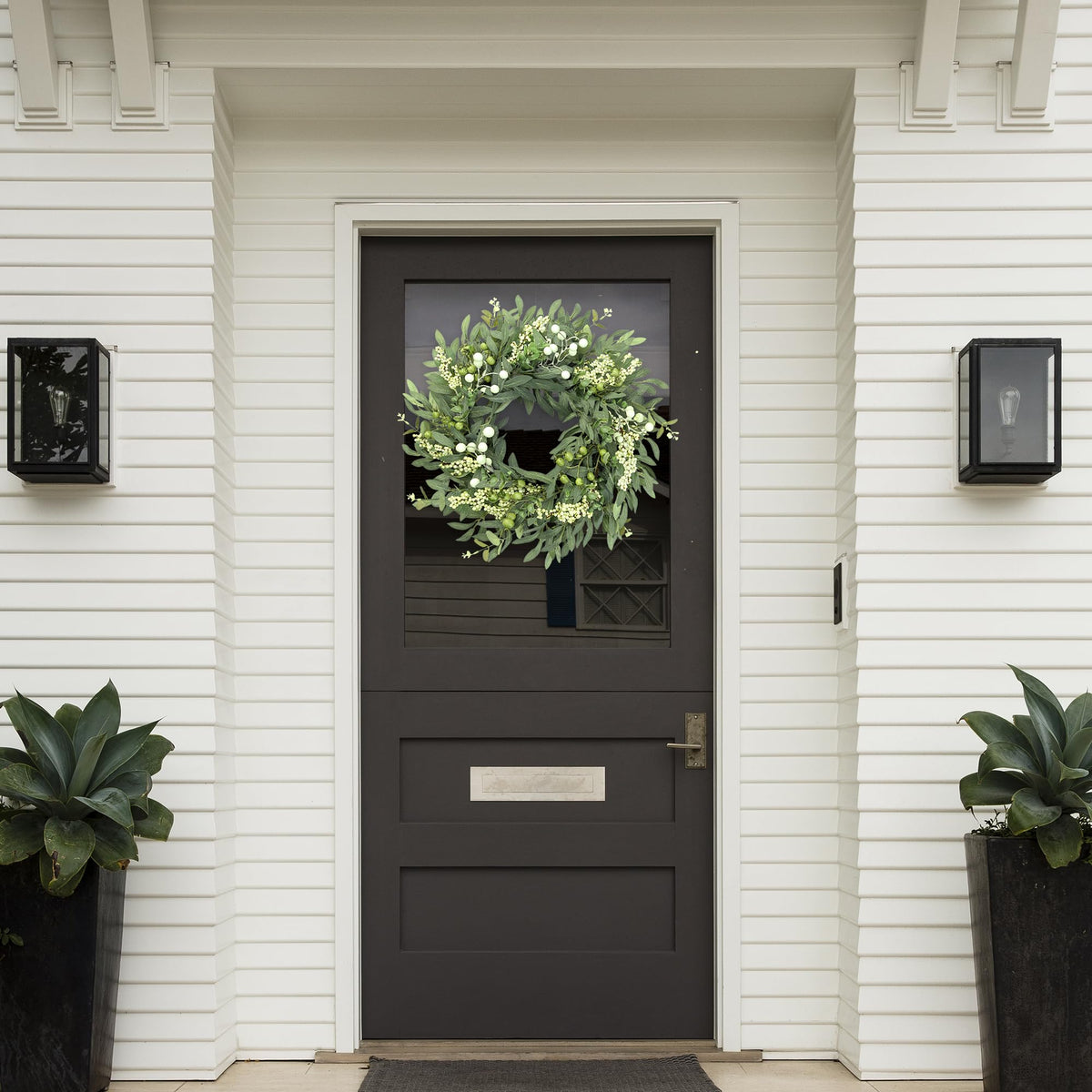 Sggvecsy greenery detail highlights textured leaves and berries for natural ambiance.