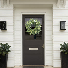 Sggvecsy greenery detail highlights textured leaves and berries for natural ambiance.