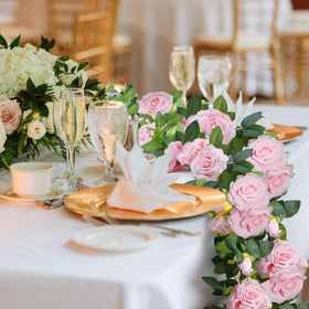 Sggvecsy artificial pink rose garland adds year‑round charm