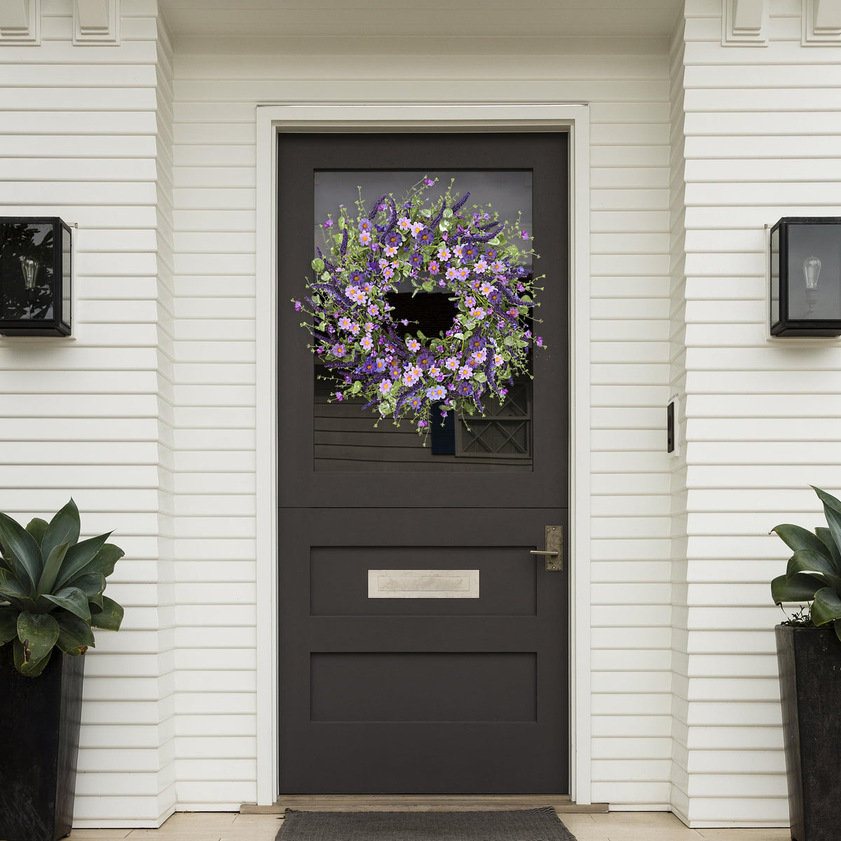 Sggvecsy silk floral wreath close-up shows lifelike textures for indoor display.