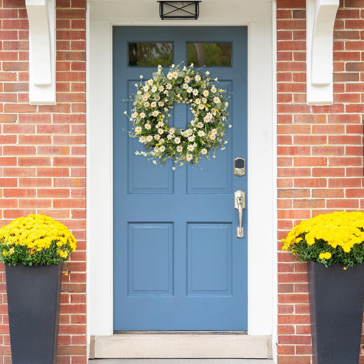 Sggvecsy front-door decor offers a vibrant seasonal focal point for celebrations.
