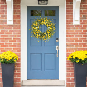 Sggvecsy yellow daisy wreath as indoor centerpiece for a vibrant table setting.