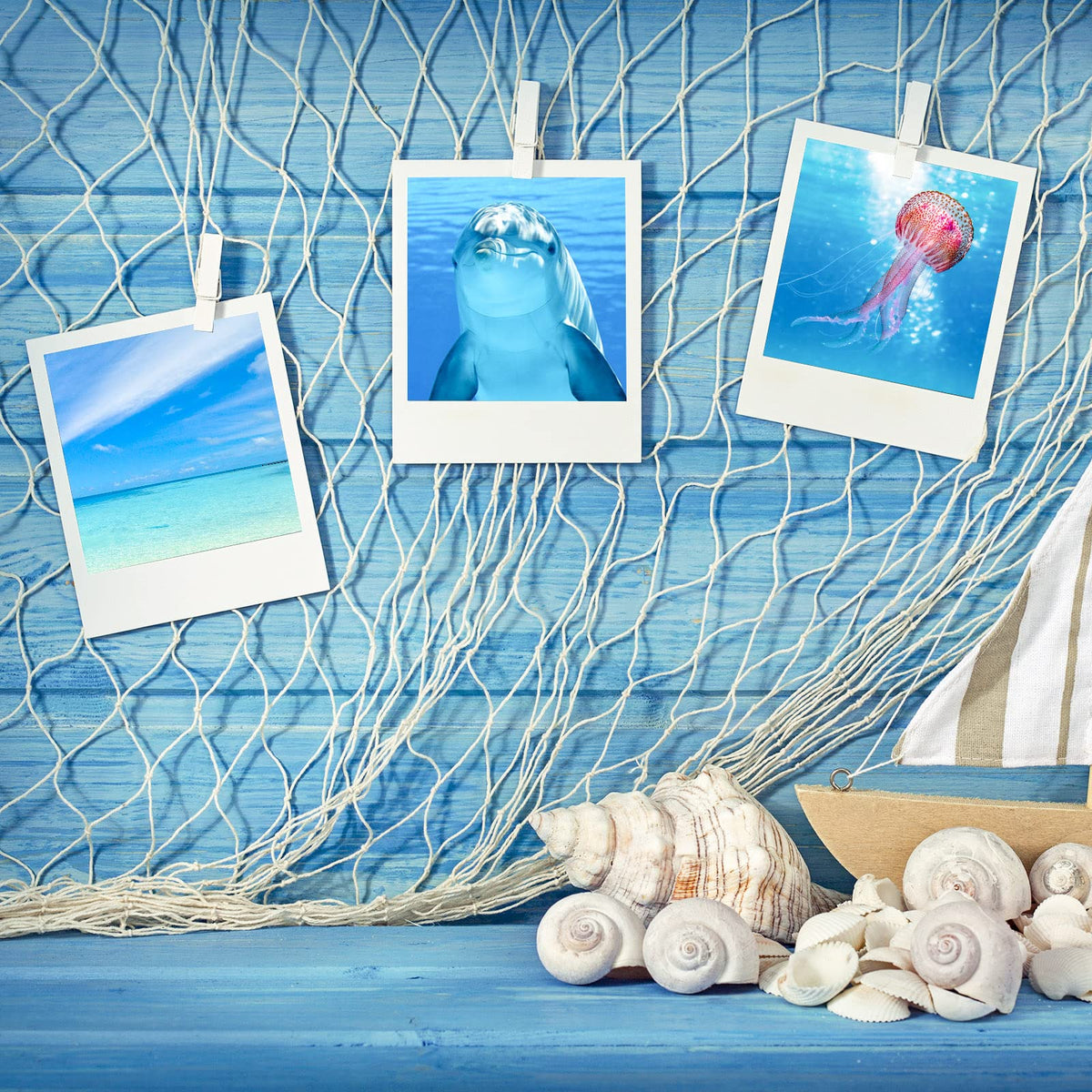 Shappy beige fish net table runner adds coastal charm.