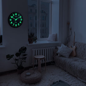 Sharp day-night-visibility helps read the time in dim rooms.