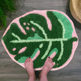Sisher Leaf Rug Monstera bath mat non-slip backing keeps in place on wet floors.