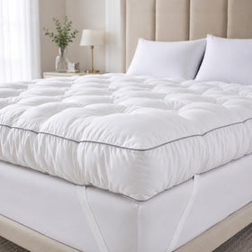 SHOUREN five-inch memory foam topper on a queen bed enhances pressure relief and comfort.