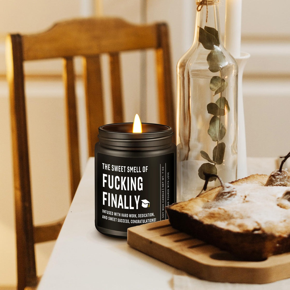 Shqiueos graduation candle packaging demonstrates gift-ready presentation.