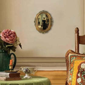 SIKOO oval frame with high-definition glass for crisp photo display.