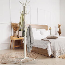 Simple Houseware four-leg base provides stable support on various floor surfaces.