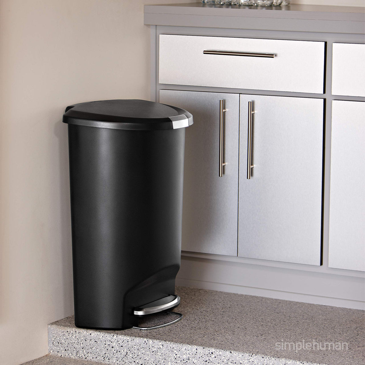simplehuman lid shox silent close demonstrates quiet operation during lid closure.