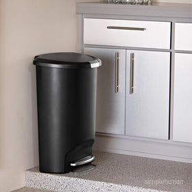 simplehuman lid shox silent close demonstrates quiet operation during lid closure.