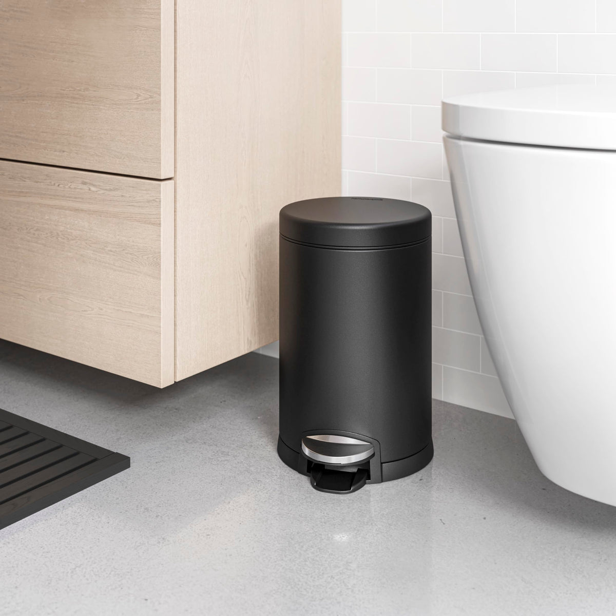 simplehuman 4.5L inner bucket removable for quick dumping and cleaning.
