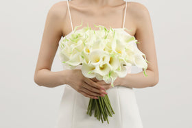 SITUMEIZI bride bouquet with calla lilies for a graceful look.