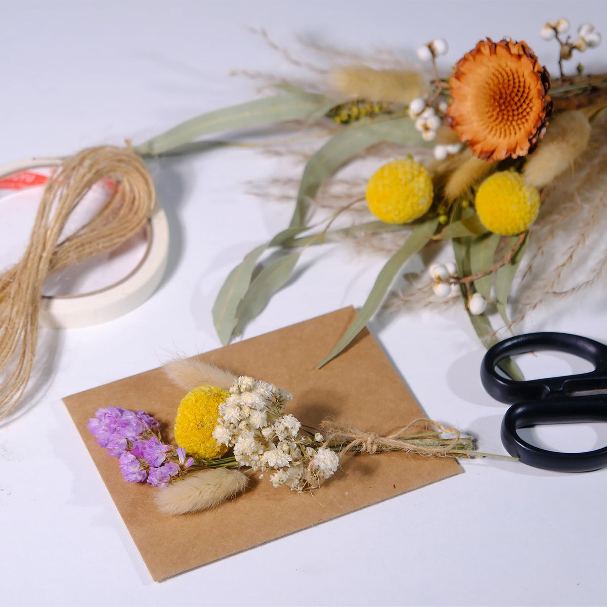 SKOGSKUNST storage-friendly kit helps protect petals from dust and moisture.