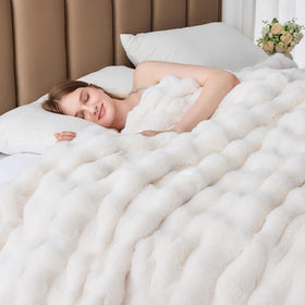 SLIVERY&CHAVALIER bubble wave design adds chic texture to decor