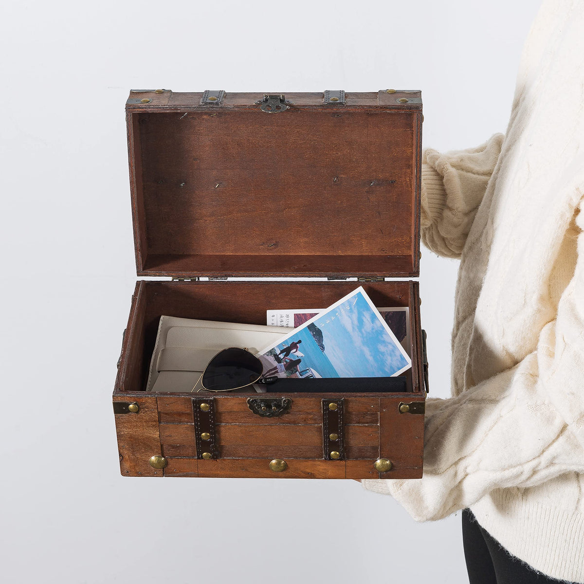 Open-lid view of the SLPR Alexander treasure chest, easy access to keepsakes
