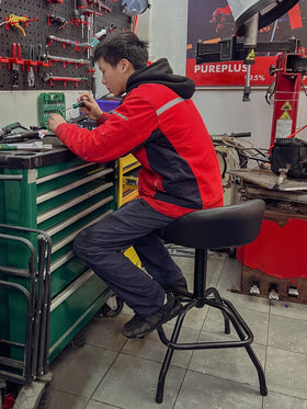 SMART JERRY pneumatic system smoothly adjusts height for multiple users
