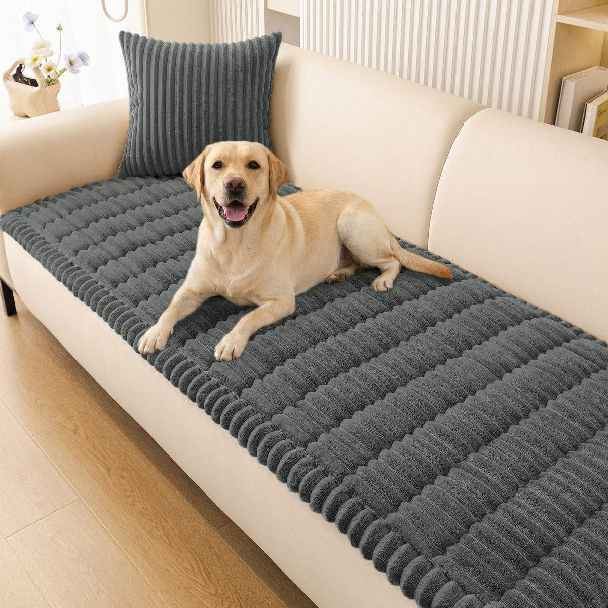Smiry couch cover for dogs is washable, protecting furniture from fur and stains.