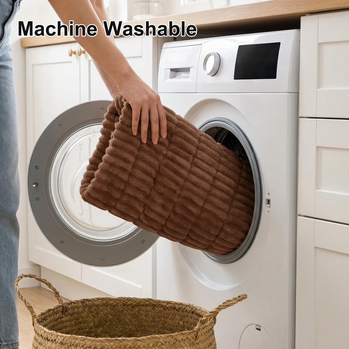Smiry thick fabric resists wear and maintains softness over time.