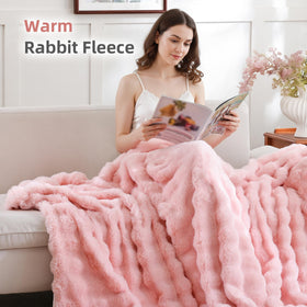 Smoofy thick yet lightweight blanket provides warm comfort without heaviness.