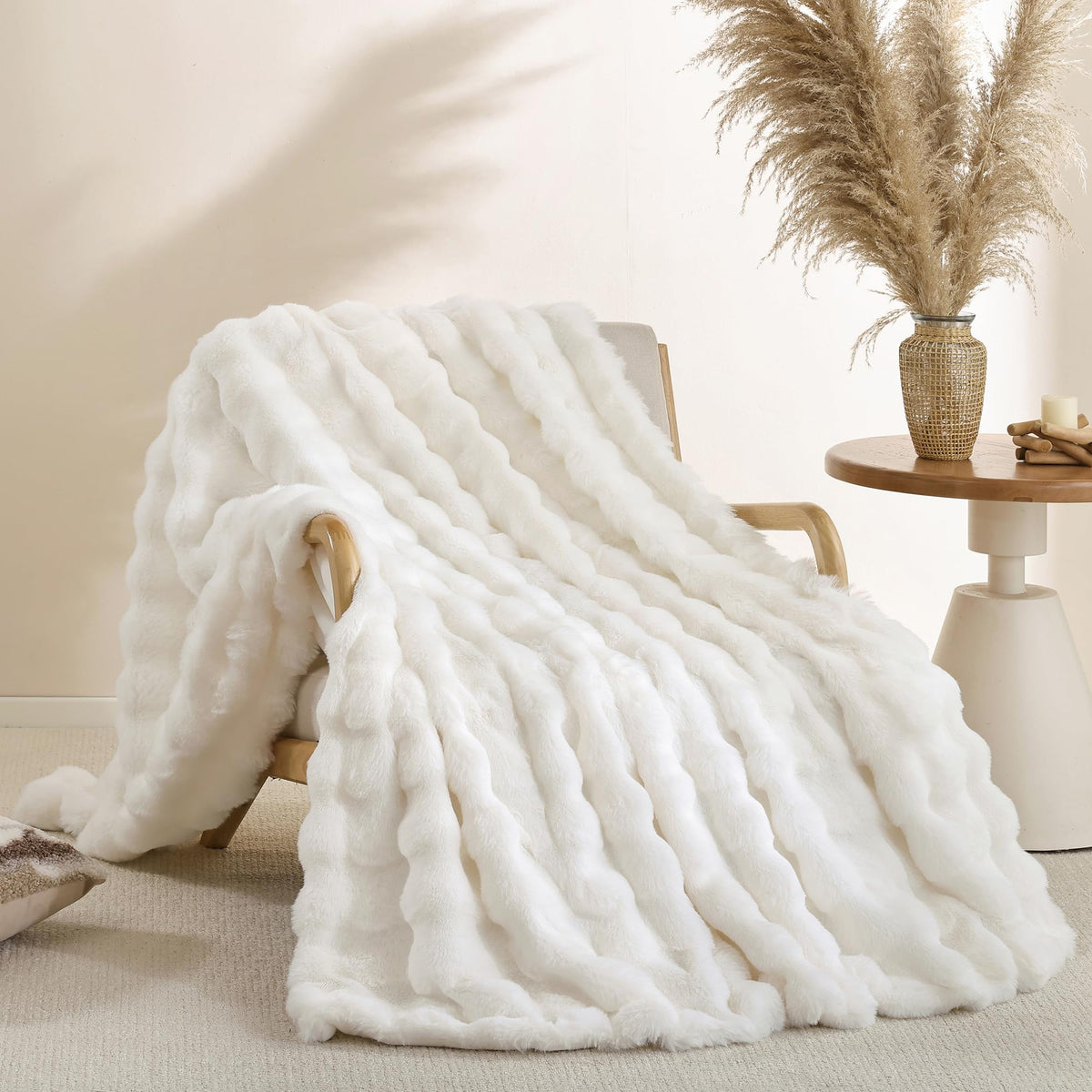 Smoofy faux fur throw with cream bubble texture on a neutral sofa.