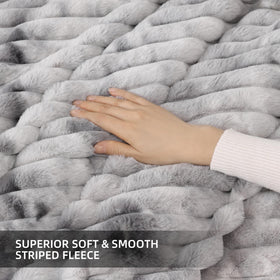 Smoofy three-piece set includes two pillow cases for a coordinated look