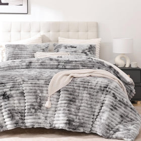Smoofy fluffy king-size comforter set on bed with tie-dye grey fleece for warmth
