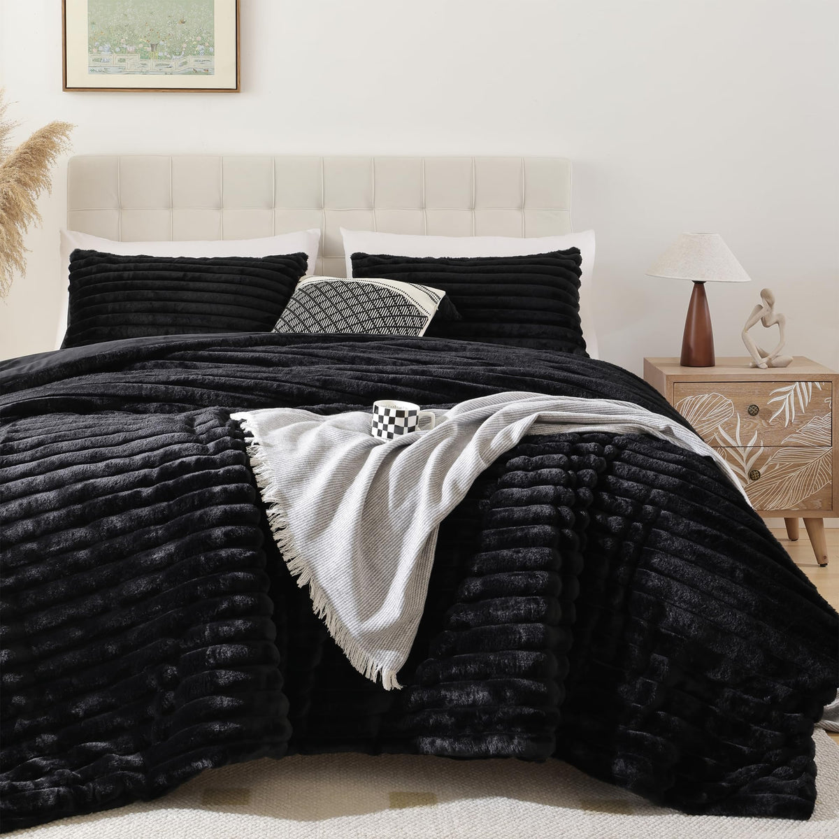 Smoofy Fluffy Queen Comforter in black fleece for luxurious all-season warmth