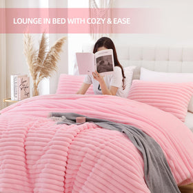 Smoofy Fluffy Queen Comforter includes two pillowcases for a complete look