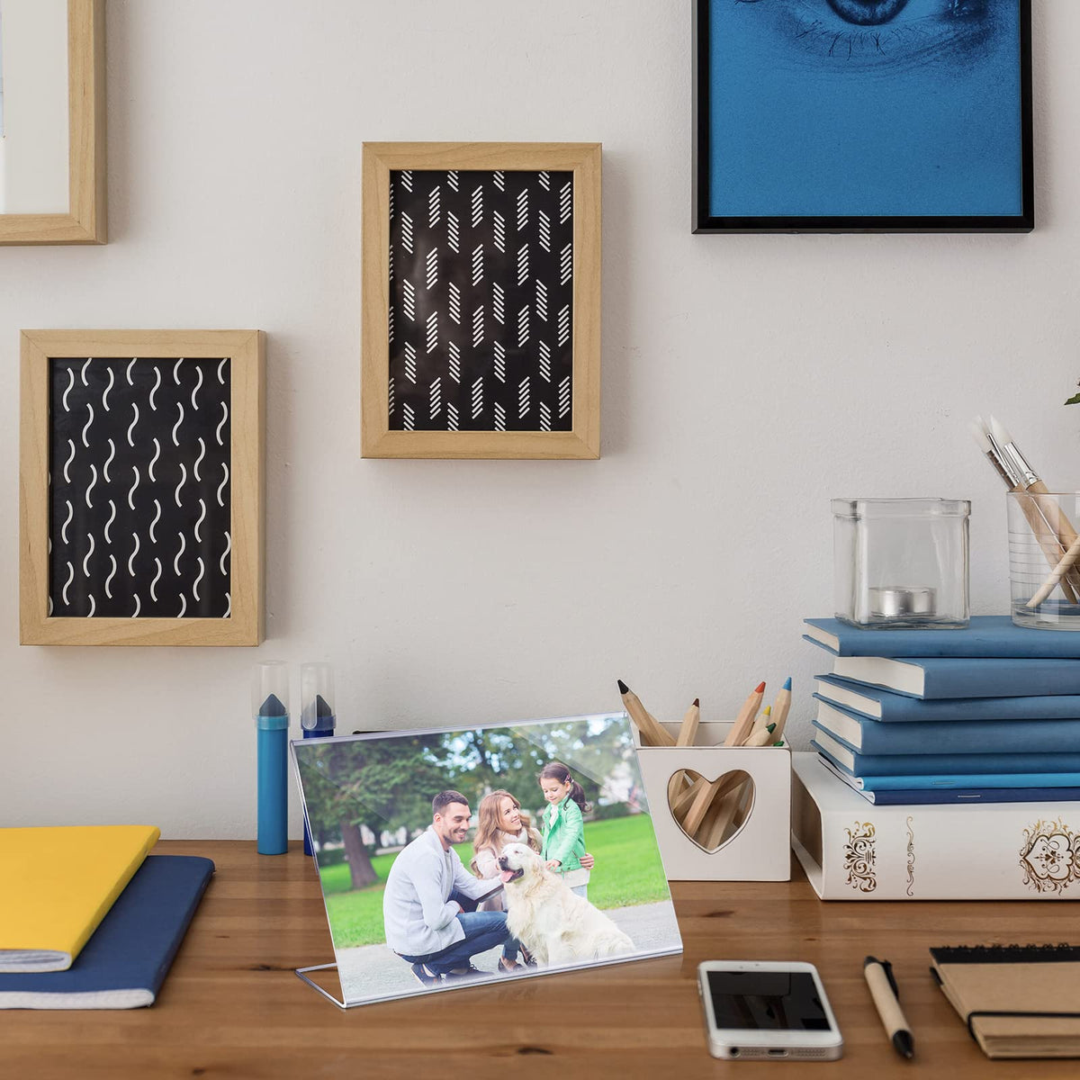 Soaoo transparent flyer holder displays brochures clearly.