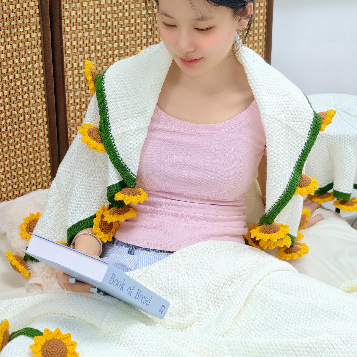 SoffMoiis round floral blanket doubles as cozy throw or bouquet display.