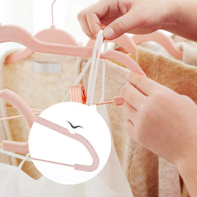 Songmics 360-degree swivel hooks enable easy access from any angle.