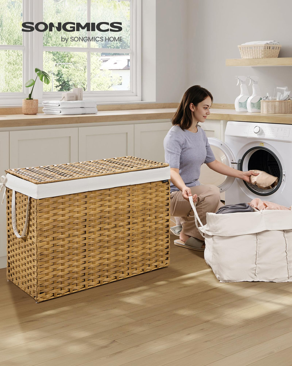 Removable liner on SONGMICS hamper for easy cleaning