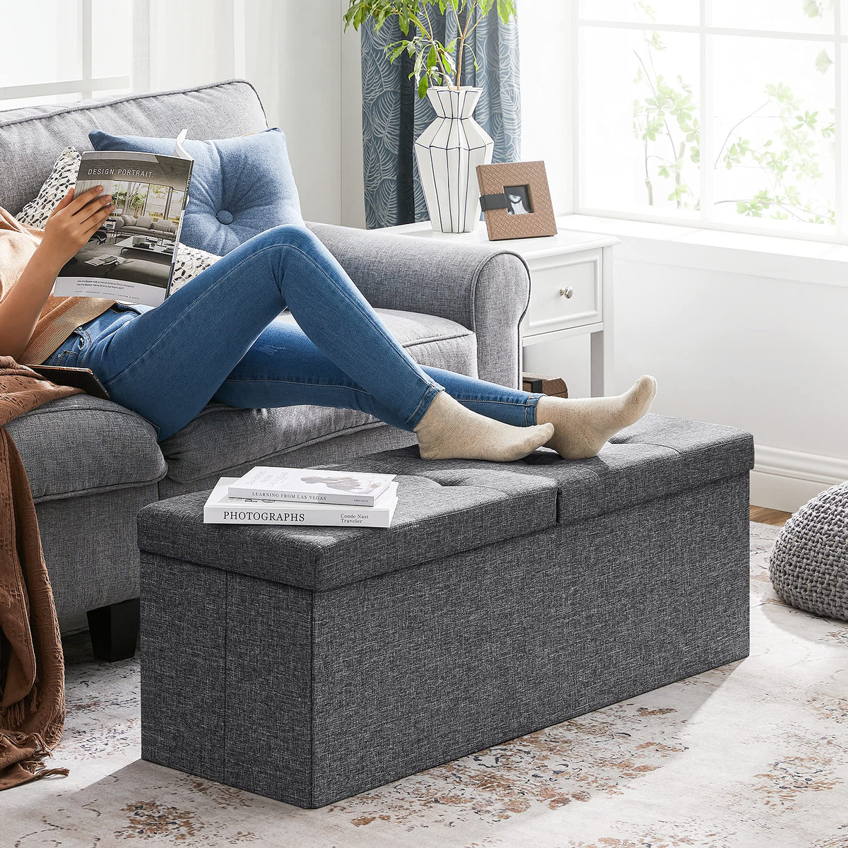 SONGMICS Mazie linen-look tufted surface adds refined style.