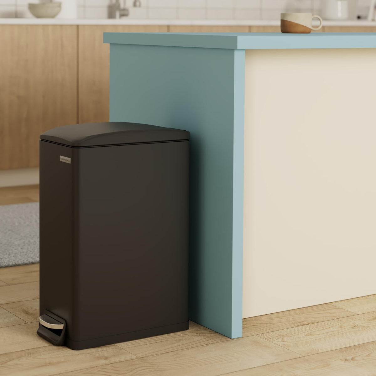 SONGMICS soft-close lid reduces noise and contains odors.
